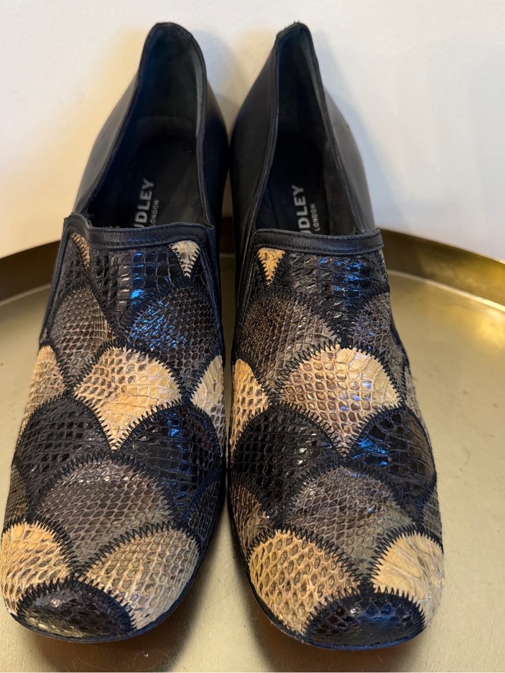 AUDLEY London Blk leather pumps with snakeskin